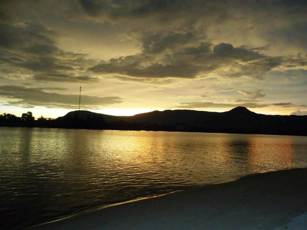 Nyny Hotel Kampot Exterior photo