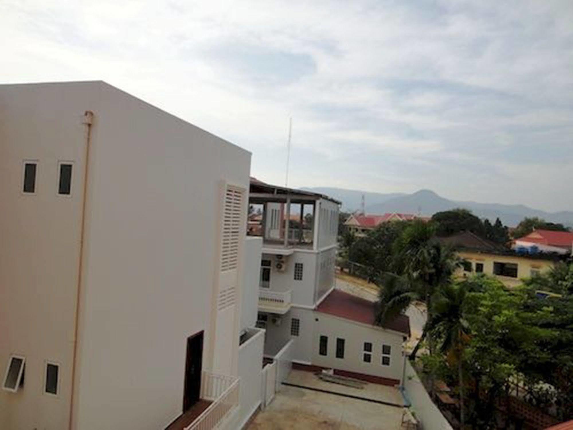 Nyny Hotel Kampot Exterior photo