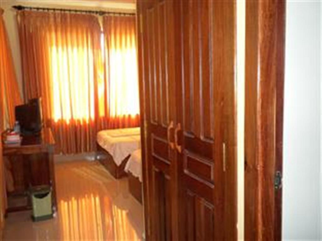 Nyny Hotel Kampot Exterior photo